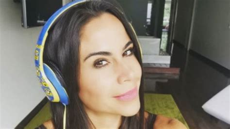 Con PEQUEÑO bikini azul Paola Rojas derrocha SENSUALIDAD en la playa