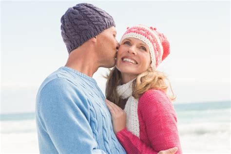 Sonriendo feliz pareja abrazándose unos a otros Foto Premium