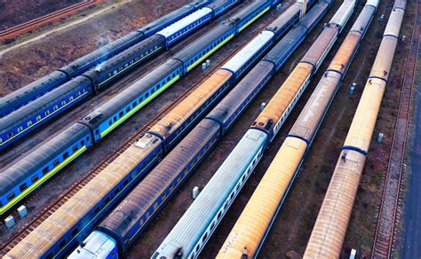 Vagones En El Ferrocarril Viejos Coches De Pasajeros De Color Oxidado