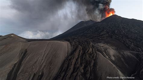 Etna In Eruzione Pioggia Di Cenere Vulcanica Blocca L Aeroporto Di