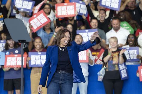 Cnn Anchor Fact Checks Kamala Harris During Arizona Rally News Minimalist