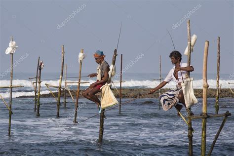 Los Pescadores Locales Est N Pescando En El Agua De Mar Sri Lanka