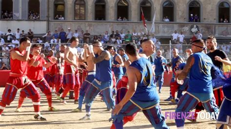 Calcio Storico Rissa Tra Rossi E Azzurri Prima Dell Inizio E La