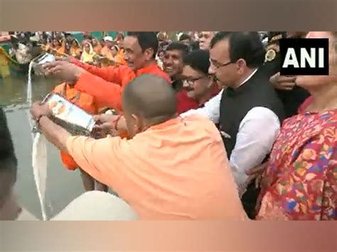 Chhath Pooja Up Cm Adityanath Offers Arghya To Sun God