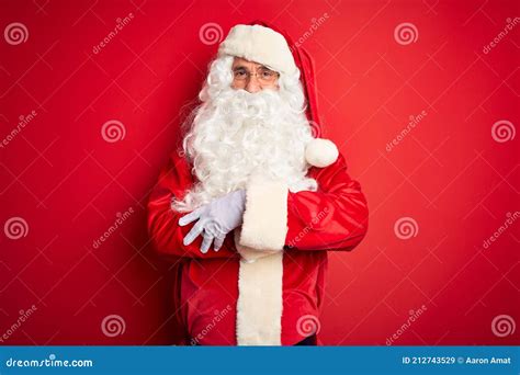 Edad Media Hombre Guapo Con Traje De Santa De Pie Sobre Fondo Rojo