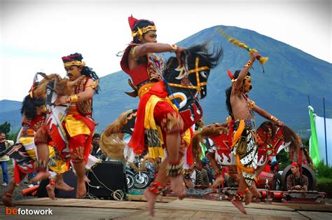 Kesenian Jatiran Jaran Kepang Pesona Nusantara