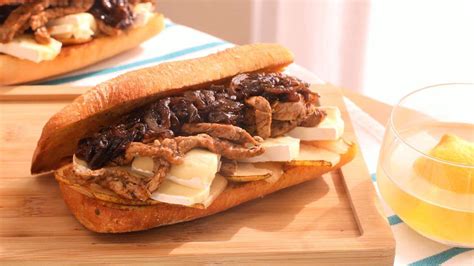 Bocadillo De Ternera Con Cebolla Caramelizada Pera Y Queso