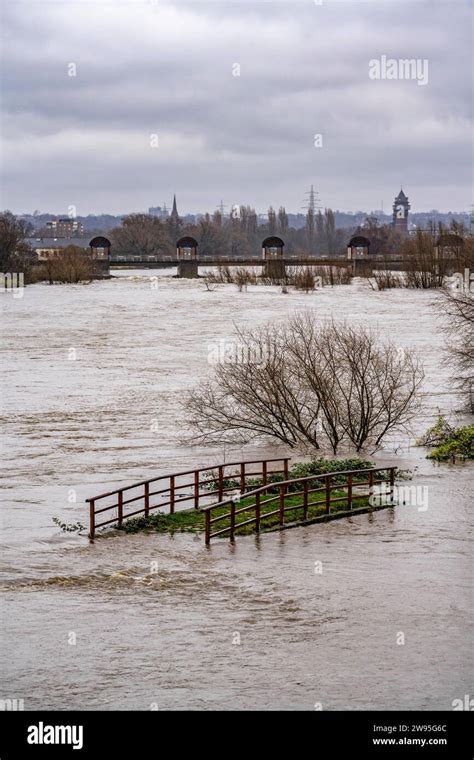 Hochwasser An Der Ruhr Nach Tagelangen Starken Regenfällen Führt Die