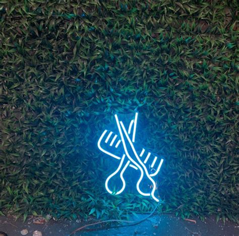 Tijera Y Peine Neon Flex Srl