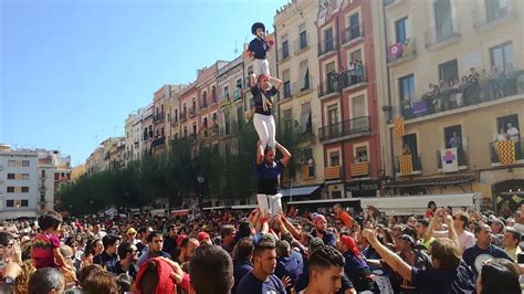 Els Xiquets Del Serrallo Arriben Amb El Pilar Caminant Fins Les Portes