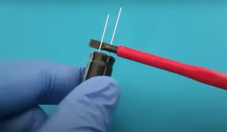 Steps To Discharge A Capacitor With A Screwdriver Electronicshacks