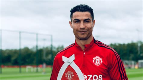 Cristiano Ronaldo recebe prémio de melhor jogador do mês do Manchester