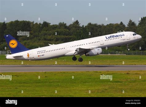 Lufthansa A Im Flug Fotos Und Bildmaterial In Hoher Aufl Sung Alamy