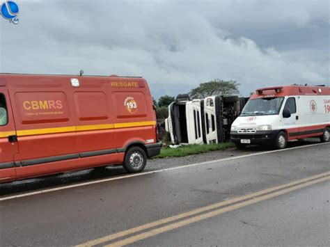 Duas Pessoas Ficam Feridas Em Tombamento De Carreta Na Br Lagoa