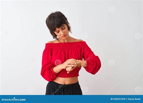 Joven Hermosa Mujer Con Camiseta Roja De Verano Parada Sobre Fondo