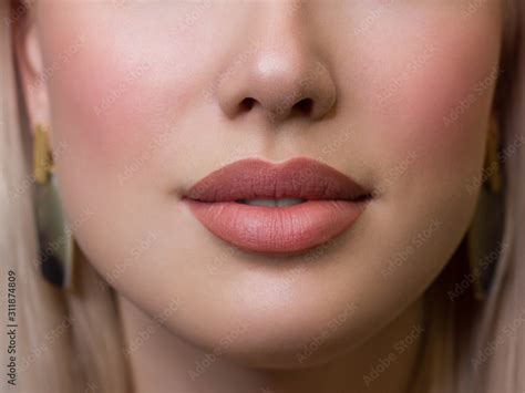 Foto De Sexual Full Lips Natural Gloss Of Lips And Womans Skin The Mouth Is Closed Increase