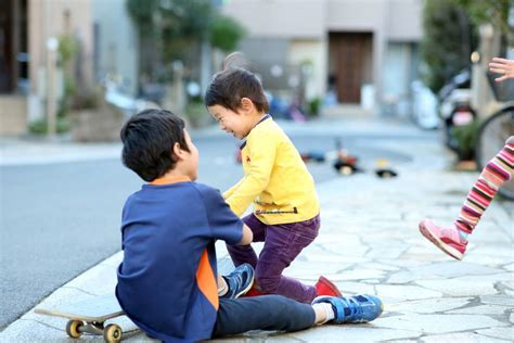 子どもの騒音、スケボー事故…。「道路族」に苦しむ人の悲鳴 Esseonline（エッセ オンライン）