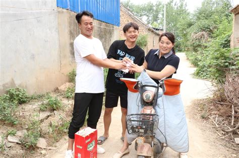 兄弟俩碰瓷李大娘，一箱礼张口就讹1000元，看李大娘如何戏耍二人腾讯视频