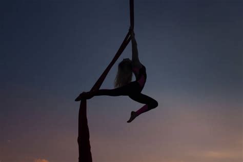 Acrobacia En Tela Banco De Fotos E Imágenes De Stock Istock