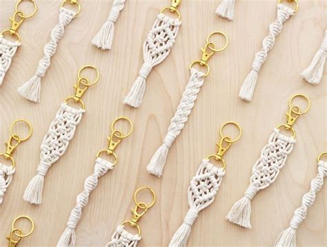 These Easy Macrame Keychain Patterns Are A Blast From The Past Sleutelhanger Armbandpatronen