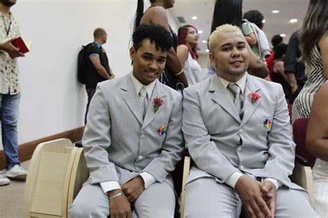 Dia do sim casais LGBTQI oficializam união civil em casamento