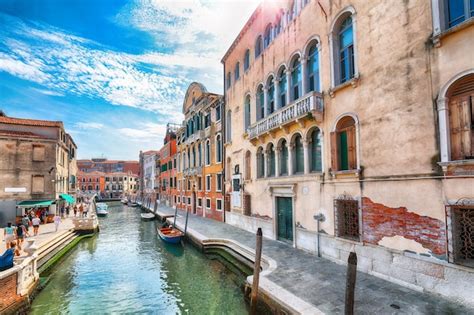 Fabuloso Paisaje Urbano De Venecia Con Canales Estrechos Barcos Y