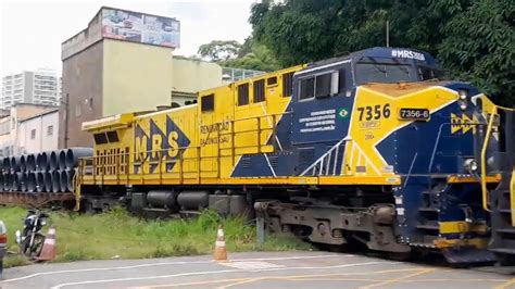 Trem carga geral a locomotiva AC44i e sua pintura da Renovação da