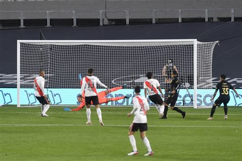 En un partidazo, el campeón Colón venció a River en el Monumental