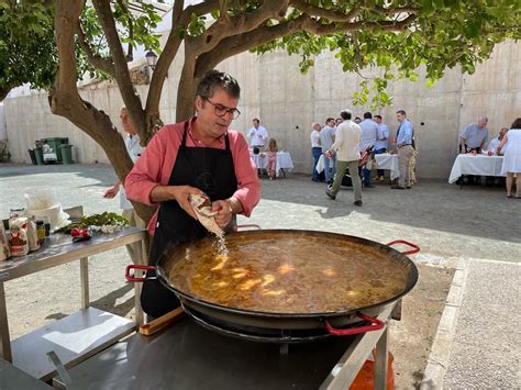 El Obispo De M Laga Bendice A Los Ni Os En La Visita Pastoral A La