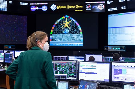 Mosaic Flight Nasas 100th Flight Director Leads Mission Control