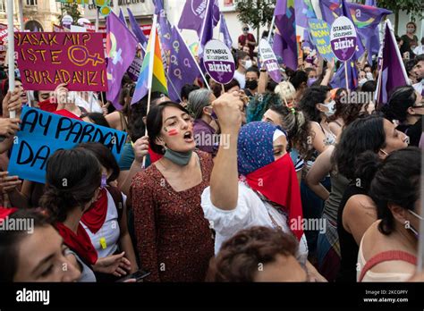 Los Manifestantes Participan En Una Protesta Contra La Retirada De