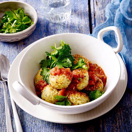 Bulgurbällchen mit Tomatensoße und Kräutersalat Rezept LECKER