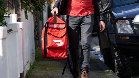 The success story of the large food delivery service DoorDash.