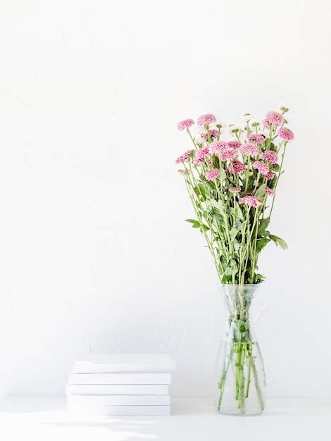 Maqueta De Libro Blanco Con Flores De Crisantemo En Un Jarr N Sobre Una