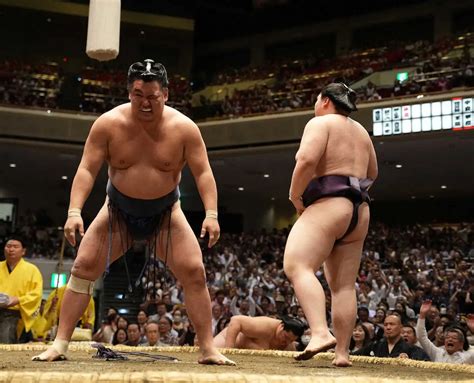 ＜夏場所7日目＞王鵬に引き落としで敗れ悔しがる豊昇龍（撮影・沢田 明徳） ― スポニチ Sponichi Annex スポーツ