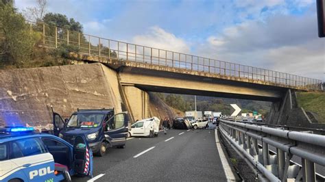 Incidente Sulla A11 Tra Lucca E Viareggio Maxi Tamponamento Con 6 Auto