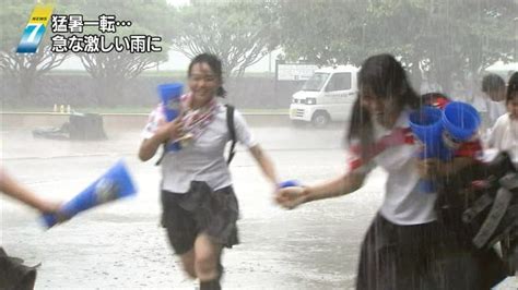 雨に濡れた制服でブラが丸見えなjkの透けブラ画像 パンチラ109