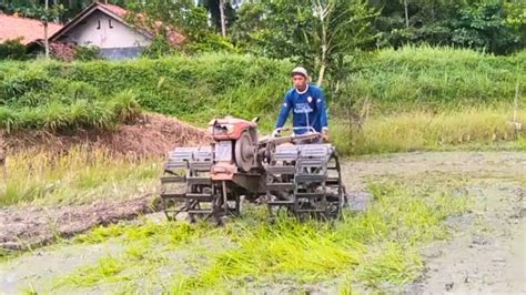 Traktor Quick G3000 Pakai Roda 4 Saat Sedang Proses Membajak Lahan