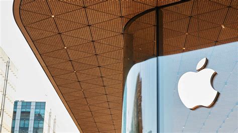 Apple Bkc Indias First Apple Store Launched In Mumbai