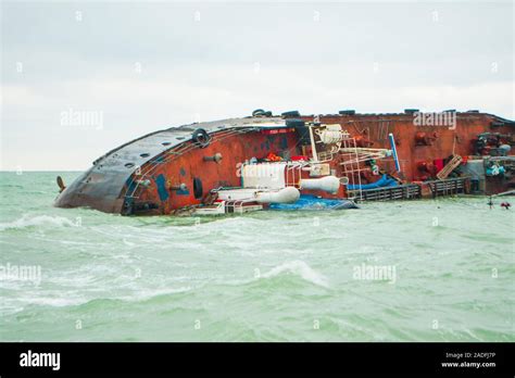 Shipwreck ship wreck environmental hi-res stock photography and images ...