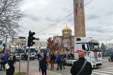 Nepregledna Kolona Kamiona S Badnjakom U Banjaluci Faktor Magazin