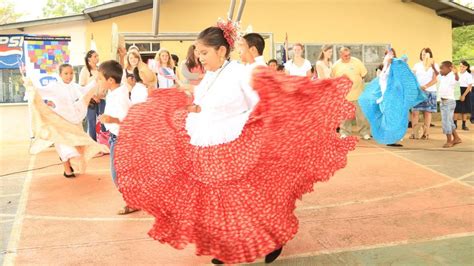 El tamborito un reflejo del folklore panameño