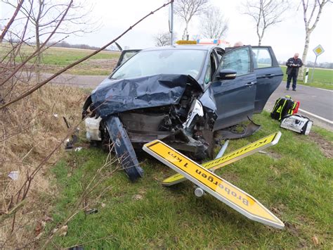 Pol Std Zwei Autoinsassen Bei Unfall In Estorf Schwer Verletzt