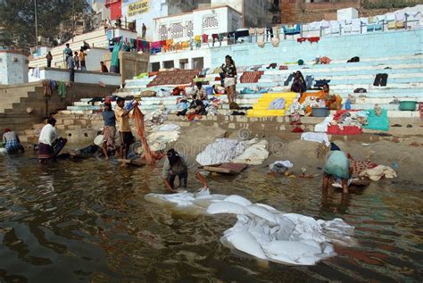 Pollution At The Ganges River Editorial Photo - Image: 25220701