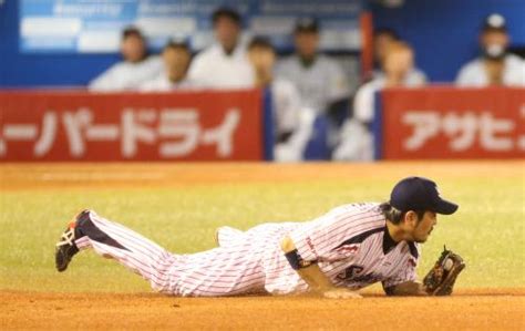 ＜ヤ・神＞2回1死三塁、梅野の打球を好捕する畠山 ― スポニチ Sponichi Annex 野球