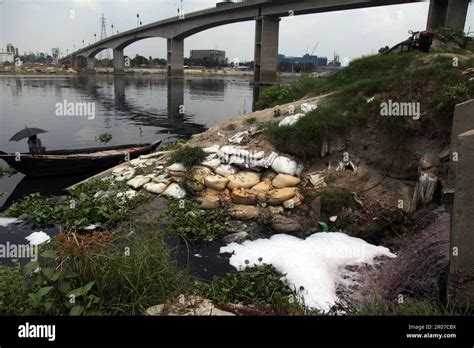 Bangladesh river pollution hi-res stock photography and images - Alamy