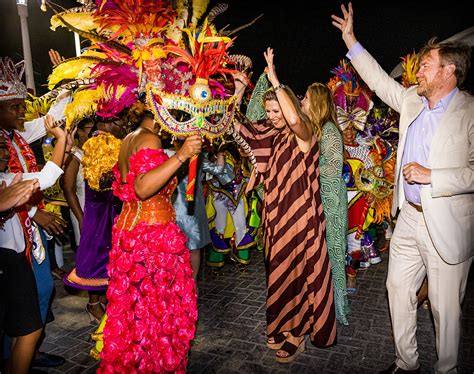 La Reina Máxima De Holanda Bailó Al Ritmo De Carnaval Durante Su Gira Por El Caribe Infobae