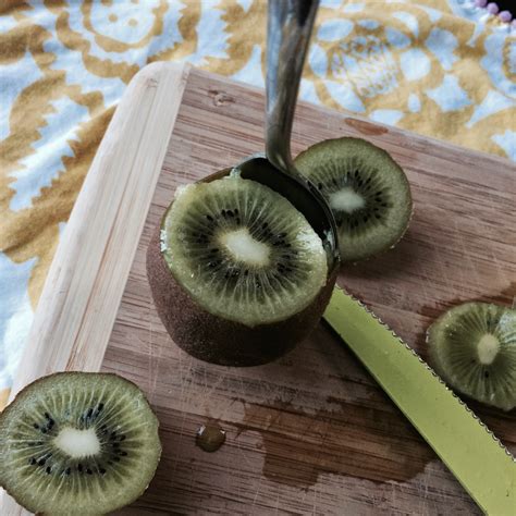 The Graffitied Gardenia: How to cut a perfect kiwi!