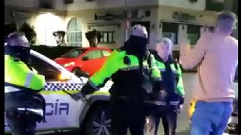 Un Polic A De Jerez Agrede Con Su Porra A Un Joven Y El V Deo Se Hace