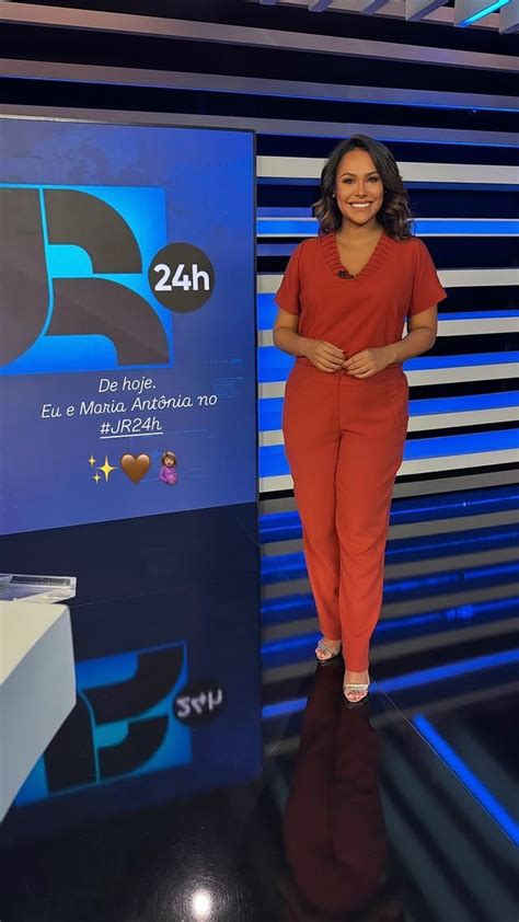 Salcy Lima Está Grávida - Salcy Lima exibe carinho nos bastidores do Jornal da Record durante ...